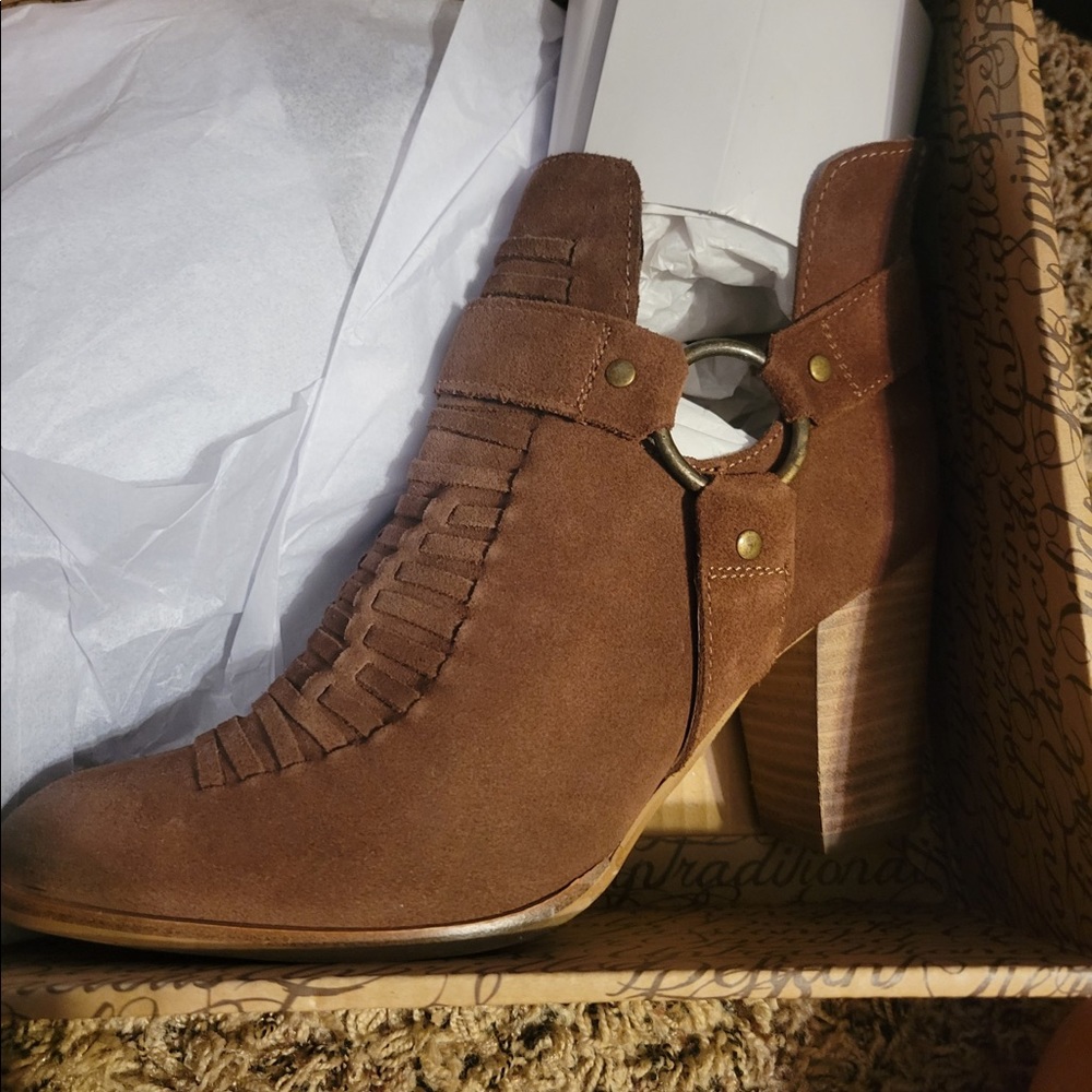 Ariat women’s healed boots with buckle